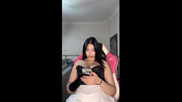 Nehirpp: Siyah Sutye Gaming Koltugunda | HD İzle